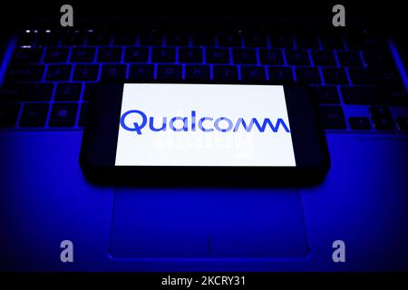 Le logo QUALCOMM s'affiche sur un écran de téléphone et un clavier d'ordinateur portable sur cette photo prise à Cracovie, en Pologne, sur 30 octobre 2021. (Photo de Jakub Porzycki/NurPhoto) Banque D'Images