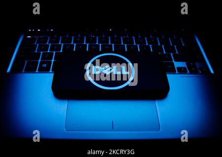 Le logo Dell affiché sur un écran de téléphone et un clavier d'ordinateur portable est illustré sur cette photo prise à Cracovie, en Pologne, sur 30 octobre 2021. (Photo de Jakub Porzycki/NurPhoto) Banque D'Images