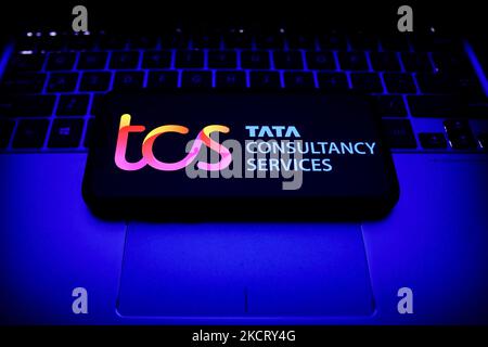 Le logo Tata Consultancy Services est affiché sur un écran de téléphone et un clavier d'ordinateur portable sur cette photo prise à Cracovie, en Pologne, sur 30 octobre 2021. (Photo de Jakub Porzycki/NurPhoto) Banque D'Images