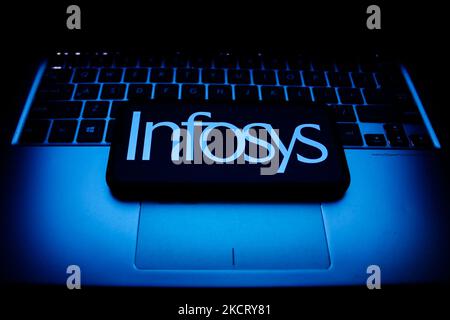 Le logo Infosys est affiché sur un écran de téléphone et un clavier d'ordinateur portable sur cette photo prise à Cracovie, en Pologne, sur 30 octobre 2021. (Photo de Jakub Porzycki/NurPhoto) Banque D'Images