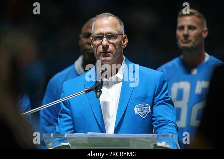 L'ancien Chistopher Spielman des Charteaux Lions de Détroit parle lors de la cérémonie d'induction de la mi-temps lors d'un match de football de la NFL entre les Philadelphia Eagles et les Detroit Lions à Detroit, Michigan, États-Unis, dimanche, 31 octobre 2021. (Photo de Jorge Lemus/NurPhoto) Banque D'Images