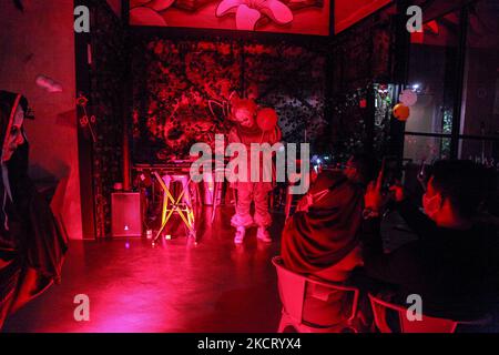 Un indonésien participe à un costume interprété en peignant son visage pendant la fête d'Halloween dans un café Swasana Food House sur 31 octobre 2021 à Medan, Indonésie. (Photo par Ivan Damanik/NurPhoto) Banque D'Images