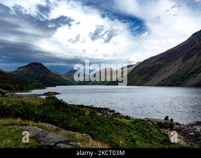 La vue vers Wast Head et la plus haute montagne d'Angleterre, Scarfell Pike, à travers le lac Wast Water dans le district des lacs anglais Banque D'Images