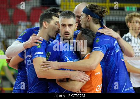 Exultation Top Volley Cisterna avec Michele Baranowicz - Top Volley Cisterna pendant le Volleyball Italien Serie A Men SuperLeague Championship NBV Verona vs Top Volley Cisterna sur 31 octobre 2021 au Forum AGSM de Vérone, Italie (photo de Roberto Tommasini/LiveMedia/NurPhoto) Banque D'Images