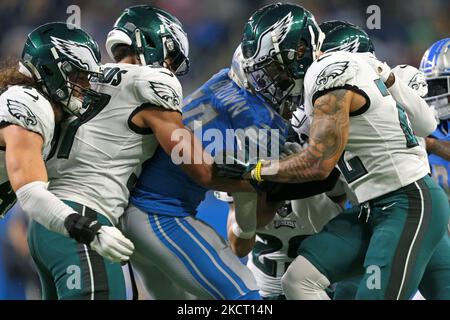 Amon-Ra St. Brown, grand receveur des Lions de Detroit (14), exécute le tyhe ball contre les Philadelphia Eagles pendant la première moitié d'un match de football de la NFL à Detroit, Michigan, États-Unis, dimanche, 31 octobre 2021. (Photo de Jorge Lemus/NurPhoto) Banque D'Images