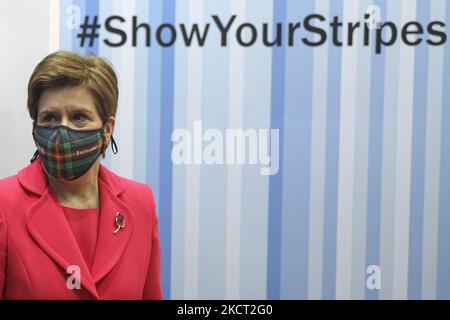 La première ministre écossaise Nicola Sturgeon s'entretient avec les journalistes le deuxième jour de la Conférence des Nations Unies sur les changements climatiques de la CdP 26 sur 01 novembre 2021, à Glasgow, en Écosse. (Photo par Ewan Bootman/NurPhoto) Banque D'Images