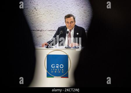Mario Draghi, Premier ministre italien, donne une conférence de presse après le Sommet de G20 à Rome, en Italie. (Photo de Celestino Arce/NurPhoto) Banque D'Images