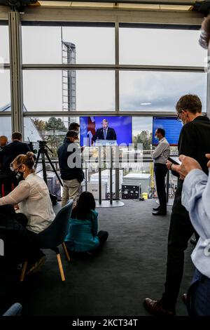 Les journalistes écoutent dans le centre des médias le speach de Boris Johnson, Premier ministre du Royaume-Uni, lors d'une séance d'ouverture du sommet de haut niveau à la Conférence des Nations Unies sur les changements climatiques de COP26, tenue par la CCNUCC à l'intérieur du lieu COP26 - Scottish Event Campus à Glasgow, Écosse sur 1 novembre, 2021. Les chefs d'État sont arrivés pour un sommet de deux jours à Glasgow. COP26, de 31 octobre à 12 novembre à Glasgow sera la conférence climatique la plus importante depuis le sommet de Paris en 2015, car les nations devraient fixer de nouveaux objectifs d'émissions de gaz à effet de serre afin de ralentir le réchauffement climatique, ainsi que Banque D'Images