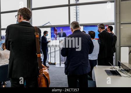 Les journalistes écoutent dans le centre des médias le speach de Boris Johnson, Premier ministre du Royaume-Uni, lors d'une séance d'ouverture du sommet de haut niveau à la Conférence des Nations Unies sur les changements climatiques de COP26, tenue par la CCNUCC à l'intérieur du lieu COP26 - Scottish Event Campus à Glasgow, Écosse sur 1 novembre, 2021. Les chefs d'État sont arrivés pour un sommet de deux jours à Glasgow. COP26, de 31 octobre à 12 novembre à Glasgow sera la conférence climatique la plus importante depuis le sommet de Paris en 2015, car les nations devraient fixer de nouveaux objectifs d'émissions de gaz à effet de serre afin de ralentir le réchauffement climatique, ainsi que Banque D'Images