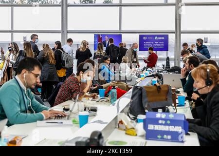 Les journalistes écoutent dans le centre des médias le speach de Boris Johnson, Premier ministre du Royaume-Uni, lors d'une séance d'ouverture du sommet de haut niveau à la Conférence des Nations Unies sur les changements climatiques de COP26, tenue par la CCNUCC à l'intérieur du lieu COP26 - Scottish Event Campus à Glasgow, Écosse sur 1 novembre, 2021. Les chefs d'État sont arrivés pour un sommet de deux jours à Glasgow. COP26, de 31 octobre à 12 novembre à Glasgow sera la conférence climatique la plus importante depuis le sommet de Paris en 2015, car les nations devraient fixer de nouveaux objectifs d'émissions de gaz à effet de serre afin de ralentir le réchauffement climatique, ainsi que Banque D'Images