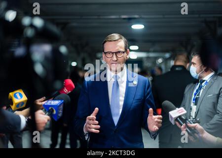 Le Premier ministre polonais Mateusz Morawiecki s'adresse aux médias lors du Sommet des dirigeants mondiaux de la Conférence des Nations Unies sur les changements climatiques de COP26, à Glasgow, au Royaume-Uni, du 1 au 22 novembre 2021. COP26, de 31 octobre à 12 novembre à Glasgow, sera la plus grande conférence sur le climat depuis le sommet de Paris en 2015. Elle est considérée comme essentielle pour fixer des objectifs d'émissions mondiales afin de ralentir le réchauffement climatique et de raffermir d'autres engagements clés. (Photo de Maciek Musialek/NurPhoto) Banque D'Images