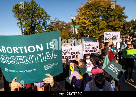 Les manifestants pro-choix prennent part à un rassemblement devant la Cour suprême alors qu'ils entendent des arguments sur l'interdiction de l'avortement au Texas. Dans l'affaire États-Unis d'Amérique c. Texas, le ministère de la Justice fera valoir que la loi texane interdisant les avortements après 6 semaines est inconstitutionnelle. (Photo d'Allison Bailey/NurPhoto) Banque D'Images