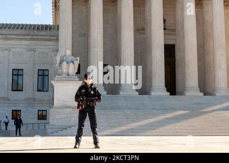 L'officier de police de la Cour suprême Meyer patrouille sur la place devant le bâtiment pendant qu'il entend des arguments sur l'interdiction de l'avortement au Texas. Dans l'affaire États-Unis d'Amérique c. Texas, le ministère de la Justice fera valoir que la loi texane interdisant les avortements après 6 semaines est inconstitutionnelle. (Photo d'Allison Bailey/NurPhoto) Banque D'Images