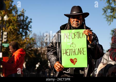 Un homme porte un panneau « l'avortement, c'est la santé » lors d'un rassemblement à la Cour suprême pendant qu'il entend des arguments sur l'interdiction de l'avortement au Texas. Dans l'affaire États-Unis d'Amérique c. Texas, le ministère de la Justice fera valoir que la loi texane interdisant les avortements après 6 semaines est inconstitutionnelle. (Photo d'Allison Bailey/NurPhoto) Banque D'Images