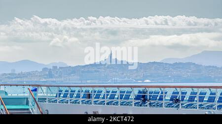 Vue depuis le pont d'un bateau de croisière au terminal portuaire de Marseille dans la ville de Marseille, France. Banque D'Images