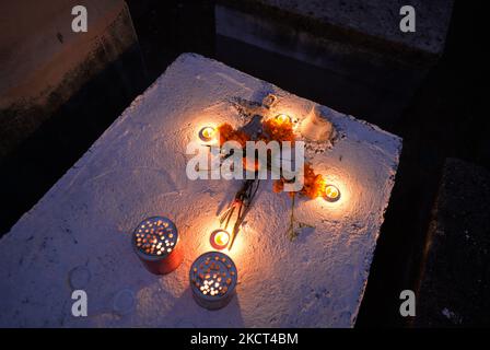 Un cempasúchil mexicain (marigold), la fleur traditionnelle utilisée pour honorer les morts, vu sur un tombeau à l'intérieur du cimetière municipal de Playa del Carmen. La Toussaint au Mexique coïncide avec le premier jour de la célébration du jour des morts (Día de Muertos). Il commémore les enfants qui sont morts (Dia de los Inocentes) et le deuxième jour célèbre tous les adultes décédés. En 2008, la tradition a été inscrite sur la liste représentative du patrimoine culturel immatériel de l'humanité par l'UNESCO. Le lundi 1 novembre 2021, à Playa Del Carmen, Quintana Roo, Mexique. (Photo par Artur Widak/NurPhoto) Banque D'Images