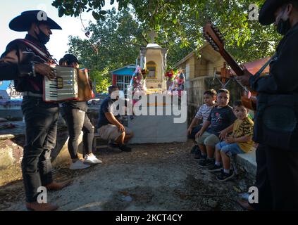 Enrique Contreras Ortega, sa femme Yadira, et trois fils, Jésus, Sebastian et Mateo, Écoutez une chanson mexicaine traditionnelle interprétée par le groupe Los Compas, le jour des morts (en espagnol: Día de Muertos) dans le cimetière municipal de Playa del Carmen. La Toussaint au Mexique coïncide avec le premier jour de la célébration du jour des morts (Día de Muertos). Il commémore les enfants qui sont morts (Dia de los Inocentes) et le deuxième jour célèbre tous les adultes décédés. En 2008, la tradition a été inscrite sur la liste représentative du patrimoine culturel immatériel de l'humanité par l'UNESCO. Activé Banque D'Images