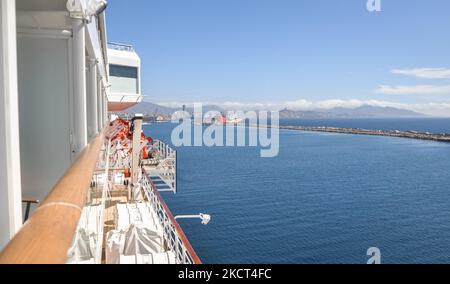 Vue depuis le pont d'un bateau de croisière au terminal portuaire de Marseille dans la ville de Marseille, France. Banque D'Images