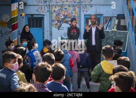 Le fondateur et directeur de l'école afghane Farhang, Nader Mousavi (R), parle au nom des élèves réfugiés afghans le premier jour de la nouvelle année scolaire? Dans le sud de Téhéran sur 1 novembre 2021. L'école de Farhang a fondé en 2000 par le réfugié afghan Nader Mousavi qui a obtenu une maîtrise en sociologie de l'Université de Téhéran, pour les enfants réfugiés afghans, Et maintenant deux ans après le début de l'épidémie de COVID-19 en Iran, où l'école fonctionnait à temps partiel, elle a commencé à fonctionner à temps plein et les écoliers et les écoliers afghans peuvent aller à l'école. Les familles ont Banque D'Images