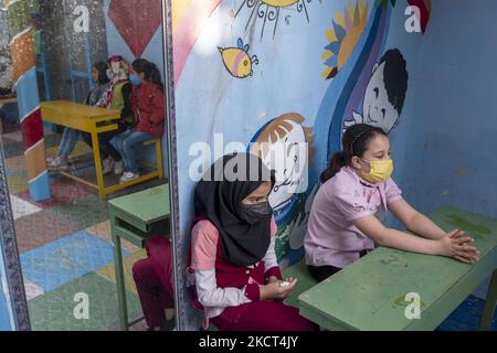 Les jeunes filles réfugiées afghanes siègent sur des bancs à l'école de Farhang le premier jour de la nouvelle année scolaire? Dans le sud de Téhéran sur 1 novembre 2021. L'école de Farhang a fondé en 2000 par le réfugié afghan Nader Mousavi qui a obtenu une maîtrise en sociologie de l'Université de Téhéran, pour les enfants réfugiés afghans, Et maintenant deux ans après le début de l'épidémie de COVID-19 en Iran, où l'école fonctionnait à temps partiel, elle a commencé à fonctionner à temps plein et les écoliers et les écoliers afghans peuvent aller à l'école. Les familles n'ont pas à payer d'argent pour les frais de scolarité, car c'est gratuit Banque D'Images