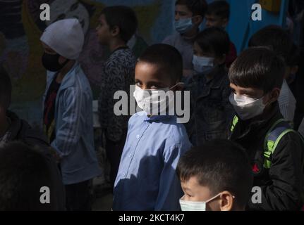 Un écolier réfugié afghan portant un masque protecteur regarde à l'école de Farhang le premier jour de la nouvelle année scolaire? Dans le sud de Téhéran sur 1 novembre 2021. L'école de Farhang a fondé en 2000 par le réfugié afghan Nader Mousavi qui a obtenu une maîtrise en sociologie de l'Université de Téhéran, pour les enfants réfugiés afghans, Et maintenant deux ans après le début de l'épidémie de COVID-19 en Iran, où l'école fonctionnait à temps partiel, elle a commencé à fonctionner à temps plein et les écoliers et les écoliers afghans peuvent aller à l'école. Les familles n'ont pas à payer m Banque D'Images