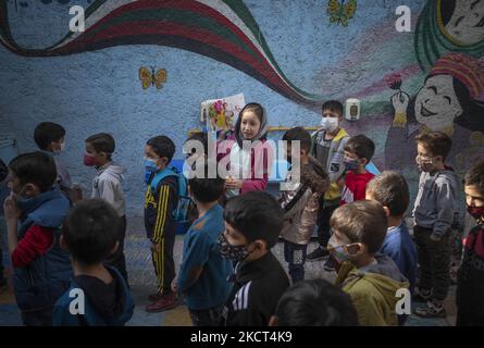 Une écolière réfugiée afghane porte ses livres scolaires comme une jeune fille réfugiée pour avoir reçu des livres scolaires à l'école de Farhang le premier jour de la nouvelle année scolaire ? Dans le sud de Téhéran sur 1 novembre 2021. L'école de Farhang a fondé en 2000 par le réfugié afghan Nader Mousavi qui a obtenu une maîtrise en sociologie de l'Université de Téhéran, pour les enfants réfugiés afghans, Et maintenant deux ans après le début de l'épidémie de COVID-19 en Iran, où l'école fonctionnait à temps partiel, elle a commencé à fonctionner à temps plein et les écoliers et les écoliers afghans peuvent aller à l'école. F Banque D'Images