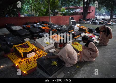 Les religieuses catholiques éclairent les bougies comme ils paient le respect et offrent des prières aux parents décédés le jour de l'âme dans un cimetière à New Delhi, en Inde, sur 2 novembre 2021. (Photo de Mayank Makhija/NurPhoto) Banque D'Images