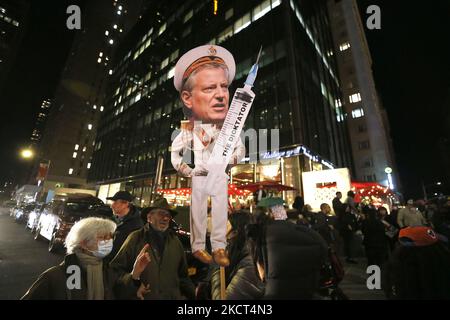 Des manifestants se rassemblent près du Carnegie Hall avec des pancartes et des drapeaux pour protester contre la politique actuelle des administrations américaines et le mandat du maire de New York de Blasio en matière de vaccination contre 1 novembre 2021 à New York, aux États-Unis. Les manifestants ont jeté le vice-président Kamala Harris devant Carnegie Hall à son arrivée pour célébrer le trentième anniversaire du réseau national d'action (photo de John Lamparski/NurPhoto) Banque D'Images