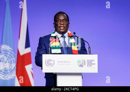 Emmerson Dambudzo Mnangagwa, Président du Zimbabwe prend la parole lors de la session des déclarations nationales à la plénière de Cairn Gorm à la Conférence des Nations Unies sur les changements climatiques de COP26, tenue par la CCNUCC à l'intérieur du lieu COP26 - Campus écossais de l'événement à Glasgow, en Écosse, sur 2 novembre 2021. Les chefs d'État sont arrivés pour un sommet de deux jours à Glasgow. COP26, de 31 octobre à 12 novembre à Glasgow, sera la conférence climatique la plus importante depuis le sommet de Paris en 2015, car les nations devraient fixer de nouveaux objectifs d'émissions de gaz à effet de serre afin de ralentir le réchauffement climatique et d'en raffermir d'autres Banque D'Images