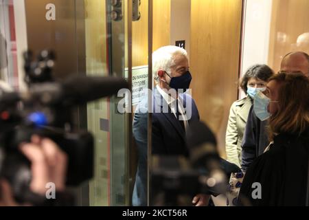 L'ancien PDG de l'institut d'enquête d'opinion Giacomettiperon Pierre Giacometti (L) arrive devant le tribunal de Paris, à la suite des assistants de l'ancien président français Nicolas Sarkozy sur 02 novembre 2021 à Paris, France. Un juge a ordonné à l’ancien président Sarkozy de témoigner dans le cas d’anciens conseillers accusés d’avoir abusant de l’argent public pour financer des contrats de sondages d’opinion. Sarkozy a l'immunité, c'est le cas, mais a été condamné séparément pour des accusations de corruption en mars (photo de Michel Stoupak/NurPhoto) Banque D'Images