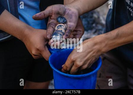 Les victimes de 3rd incendies d'alarme se raillent et vérifient leurs maisons aujourd'hui, 2 novembre 2021 après le feu dans la zone résidentielle de la ville d'Antipolo, Philippines la nuit de 1 novembre. Mois avant la célébration de Noël, un incendie frappe un quartier résidentiel la nuit de toute la Saint's Day à Antipolo City, Philippines qui a atteint l'alarme 3rd. Selon le Bureau de protection contre les incendies, 50 maisons sont brûlées, 40 familles et 200 personnes sont touchées. Selon l'enquête de BFP, la conclusion initiale était une bougie sans surveillance. (Photo par Ryan Eduard Benaid/NurPhoto) Banque D'Images