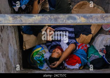 Les victimes de 3rd incendies d'alarme se raillent et vérifient leurs maisons aujourd'hui, 2 novembre 2021 après le feu dans la zone résidentielle de la ville d'Antipolo, Philippines la nuit de 1 novembre. Mois avant la célébration de Noël, un incendie frappe un quartier résidentiel la nuit de toute la Saint's Day à Antipolo City, Philippines qui a atteint l'alarme 3rd. Selon le Bureau de protection contre les incendies, 50 maisons sont brûlées, 40 familles et 200 personnes sont touchées. Selon l'enquête de BFP, la conclusion initiale était une bougie sans surveillance. (Photo par Ryan Eduard Benaid/NurPhoto) Banque D'Images