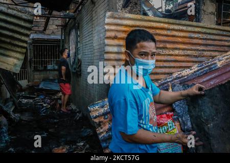 Les victimes de 3rd incendies d'alarme se raillent et vérifient leurs maisons aujourd'hui, 2 novembre 2021 après le feu dans la zone résidentielle de la ville d'Antipolo, Philippines la nuit de 1 novembre. Mois avant la célébration de Noël, un incendie frappe un quartier résidentiel la nuit de toute la Saint's Day à Antipolo City, Philippines qui a atteint l'alarme 3rd. Selon le Bureau de protection contre les incendies, 50 maisons sont brûlées, 40 familles et 200 personnes sont touchées. Selon l'enquête de BFP, la conclusion initiale était une bougie sans surveillance. (Photo par Ryan Eduard Benaid/NurPhoto) Banque D'Images