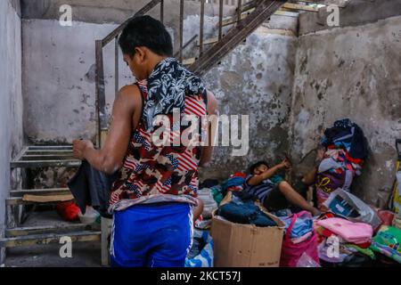 Les victimes de 3rd incendies d'alarme se raillent et vérifient leurs maisons aujourd'hui, 2 novembre 2021 après le feu dans la zone résidentielle de la ville d'Antipolo, Philippines la nuit de 1 novembre. Mois avant la célébration de Noël, un incendie frappe un quartier résidentiel la nuit de toute la Saint's Day à Antipolo City, Philippines qui a atteint l'alarme 3rd. Selon le Bureau de protection contre les incendies, 50 maisons sont brûlées, 40 familles et 200 personnes sont touchées. Selon l'enquête de BFP, la conclusion initiale était une bougie sans surveillance. (Photo par Ryan Eduard Benaid/NurPhoto) Banque D'Images