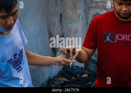 Les victimes de 3rd incendies d'alarme se raillent et vérifient leurs maisons aujourd'hui, 2 novembre 2021 après le feu dans la zone résidentielle de la ville d'Antipolo, Philippines la nuit de 1 novembre. Mois avant la célébration de Noël, un incendie frappe un quartier résidentiel la nuit de toute la Saint's Day à Antipolo City, Philippines qui a atteint l'alarme 3rd. Selon le Bureau de protection contre les incendies, 50 maisons sont brûlées, 40 familles et 200 personnes sont touchées. Selon l'enquête de BFP, la conclusion initiale était une bougie sans surveillance. (Photo par Ryan Eduard Benaid/NurPhoto) Banque D'Images