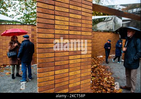 Les habitants de la région visitent le Mémorial national des noms de l'Holocauste situé au cœur du quartier juif d'Amsterdam, sur 2 novembre 2021. (Photo par Romy Arroyo Fernandez/NurPhoto) Banque D'Images