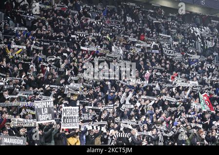 Les supporters de Juventus applaudissent lors du match de football de groupe de la Ligue des champions de l'UEFA n.4 JUVENTUS - ZENIT on 02 novembre 2021 au stade Allianz de Turin, Piémont, Italie. (Photo de Matteo Bottanelli/NurPhoto) Banque D'Images