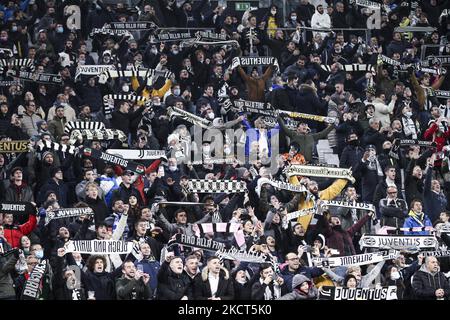 Les supporters de Juventus applaudissent lors du match de football de groupe de la Ligue des champions de l'UEFA n.4 JUVENTUS - ZENIT on 02 novembre 2021 au stade Allianz de Turin, Piémont, Italie. (Photo de Matteo Bottanelli/NurPhoto) Banque D'Images