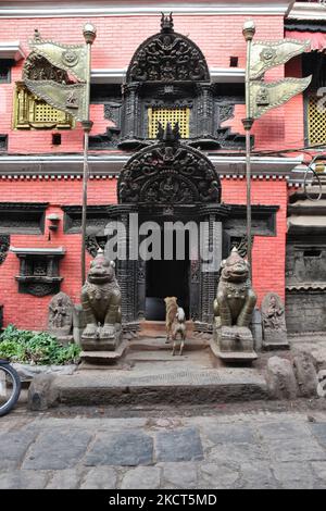 Façade de temple avec tympans décoratifs et drapeaux dorés dans l'ancienne ville médiévale de Bhaktapur au Népal, sur 08 décembre 2011 (photo de Creative Touch Imaging Ltd./NurPhoto) Banque D'Images