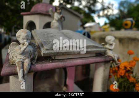 Une tombe dans le cimetière municipal de Playa del Carmen. La Toussaint au Mexique coïncide avec le premier jour de la célébration du jour des morts (Día de Muertos). Il commémore les enfants qui sont morts (Dia de los Inocentes) et le deuxième jour célèbre tous les adultes décédés. En 2008, la tradition a été inscrite sur la liste représentative du patrimoine culturel immatériel de l'humanité par l'UNESCO. Le mardi 2 novembre 2021, à Playa Del Carmen, Quintana Roo, Mexique. (Photo par Artur Widak/NurPhoto) Banque D'Images