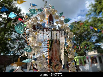 Une croix décorée dans le cimetière municipal de Playa del Carmen. La Toussaint au Mexique coïncide avec le premier jour de la célébration du jour des morts (Día de Muertos). Il commémore les enfants qui sont morts (Dia de los Inocentes) et le deuxième jour célèbre tous les adultes décédés. En 2008, la tradition a été inscrite sur la liste représentative du patrimoine culturel immatériel de l'humanité par l'UNESCO. Le mardi 2 novembre 2021, à Playa Del Carmen, Quintana Roo, Mexique. (Photo par Artur Widak/NurPhoto) Banque D'Images