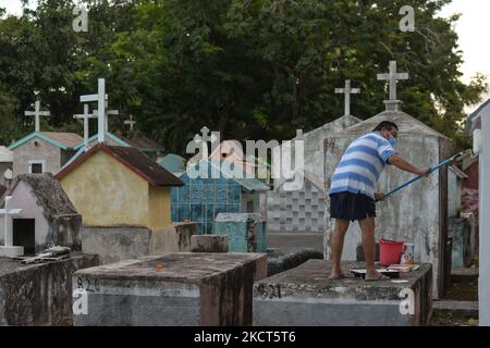 Un homme peignant sa tombe familiale dans le cimetière municipal de Playa del Carmen le jour des morts (espagnol: Día de Muertos). La Toussaint au Mexique coïncide avec le premier jour de la célébration du jour des morts (Día de Muertos). Il commémore les enfants qui sont morts (Dia de los Inocentes) et le deuxième jour célèbre tous les adultes décédés. En 2008, la tradition a été inscrite sur la liste représentative du patrimoine culturel immatériel de l'humanité par l'UNESCO. Le mardi 2 novembre 2021, à Playa Del Carmen, Quintana Roo, Mexique. (Photo par Artur Widak/NurPhoto) Banque D'Images