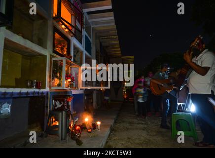 Chanson mexicaine traditionnelle interprétée par un groupe local, le jour des morts (en espagnol: Día de Muertos) dans le cimetière municipal de Playa del Carmen. La Toussaint au Mexique coïncide avec le premier jour de la célébration du jour des morts (Día de Muertos). Il commémore les enfants qui sont morts (Dia de los Inocentes) et le deuxième jour célèbre tous les adultes décédés. En 2008, la tradition a été inscrite sur la liste représentative du patrimoine culturel immatériel de l'humanité par l'UNESCO. Le mardi 2 novembre 2021, à Playa Del Carmen, Quintana Roo, Mexique. (Photo par Artur Widak/NurPhoto) Banque D'Images