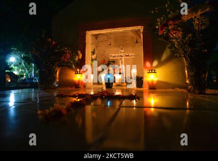 Une tombe décorée au cimetière municipal de Playa del Carmen. La Toussaint au Mexique coïncide avec le premier jour de la célébration du jour des morts (Día de Muertos). Il commémore les enfants qui sont morts (Dia de los Inocentes) et le deuxième jour célèbre tous les adultes décédés. En 2008, la tradition a été inscrite sur la liste représentative du patrimoine culturel immatériel de l'humanité par l'UNESCO. Le mardi 2 novembre 2021, à Playa Del Carmen, Quintana Roo, Mexique. (Photo par Artur Widak/NurPhoto) Banque D'Images