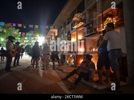 Chanson mexicaine traditionnelle interprétée par un groupe local, le jour des morts (en espagnol: Día de Muertos) dans le cimetière municipal de Playa del Carmen. La Toussaint au Mexique coïncide avec le premier jour de la célébration du jour des morts (Día de Muertos). Il commémore les enfants qui sont morts (Dia de los Inocentes) et le deuxième jour célèbre tous les adultes décédés. En 2008, la tradition a été inscrite sur la liste représentative du patrimoine culturel immatériel de l'humanité par l'UNESCO. Le mardi 2 novembre 2021, à Playa Del Carmen, Quintana Roo, Mexique. (Photo par Artur Widak/NurPhoto) Banque D'Images