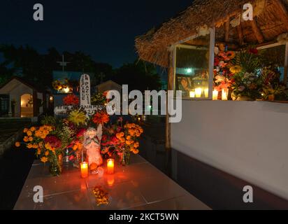 Une tombe décorée au cimetière municipal de Playa del Carmen. La Toussaint au Mexique coïncide avec le premier jour de la célébration du jour des morts (Día de Muertos). Il commémore les enfants qui sont morts (Dia de los Inocentes) et le deuxième jour célèbre tous les adultes décédés. En 2008, la tradition a été inscrite sur la liste représentative du patrimoine culturel immatériel de l'humanité par l'UNESCO. Le mardi 2 novembre 2021, à Playa Del Carmen, Quintana Roo, Mexique. (Photo par Artur Widak/NurPhoto) Banque D'Images