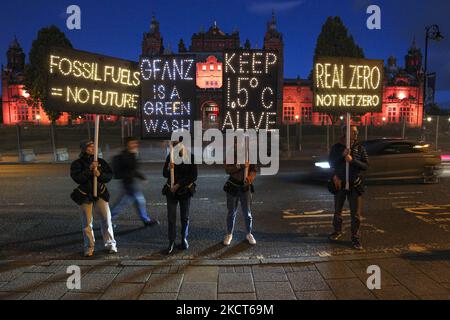 Les militants du climat de Glasgow actions manifestent contre les institutions financières qui financent les combustibles fossiles tandis que les institutions financières se réunissent pour une réception à la galerie d'art et au musée Kelvingrove le quatrième jour de la Conférence des Nations Unies sur les changements climatiques de 03 novembre 2021 de 26 à Glasgow, en Écosse. (Photo par Ewan Bootman/NurPhoto) Banque D'Images