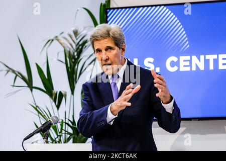 John Kerry, envoyé spécial des États-Unis pour le climat, s'exprime au Pavillon du Centre des États-Unis au cours du quatrième jour de la Conférence des Nations Unies sur les changements climatiques de COP26, organisée par la CCNUCC à l'intérieur du lieu de COP26 - Campus écossais de l'événement à Glasgow, en Écosse, sur 3 novembre 2021. COP26, de 31 octobre à 12 novembre à Glasgow, sera la conférence climatique la plus importante depuis le sommet de Paris en 2015, car les nations devraient fixer de nouveaux objectifs d'émissions de gaz à effet de serre afin de ralentir le réchauffement climatique et de raffermir d'autres engagements clés. (Photo par Dominika Zarzycka/NurPhoto) Banque D'Images