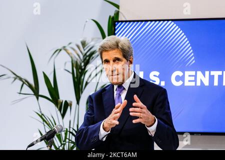 John Kerry, envoyé spécial des États-Unis pour le climat, s'exprime au Pavillon du Centre des États-Unis au cours du quatrième jour de la Conférence des Nations Unies sur les changements climatiques de COP26, organisée par la CCNUCC à l'intérieur du lieu de COP26 - Campus écossais de l'événement à Glasgow, en Écosse, sur 3 novembre 2021. COP26, de 31 octobre à 12 novembre à Glasgow, sera la conférence climatique la plus importante depuis le sommet de Paris en 2015, car les nations devraient fixer de nouveaux objectifs d'émissions de gaz à effet de serre afin de ralentir le réchauffement climatique et de raffermir d'autres engagements clés. (Photo par Dominika Zarzycka/NurPhoto) Banque D'Images