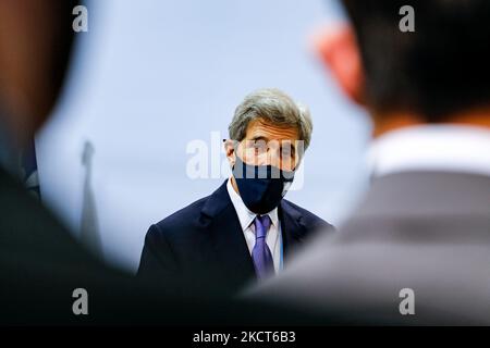 John Kerry, envoyé spécial des États-Unis pour le climat, arrive au pavillon du Centre des États-Unis au cours du quatrième jour de la Conférence des Nations Unies sur les changements climatiques de COP26, organisée par la CCNUCC à l'intérieur du site COP26 - Campus écossais de l'événement à Glasgow, en Écosse, sur 3 novembre 2021. COP26, de 31 octobre à 12 novembre à Glasgow, sera la conférence climatique la plus importante depuis le sommet de Paris en 2015, car les nations devraient fixer de nouveaux objectifs d'émissions de gaz à effet de serre afin de ralentir le réchauffement climatique et de raffermir d'autres engagements clés. (Photo par Dominika Zarzycka/NurPhoto) Banque D'Images